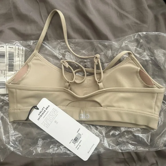 ALO XS Airlift Intrigue sports bra in California sand color - Picture 3 of 3